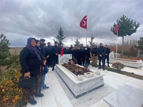 Kaymakamımız Yeşim Altın Şehit Uzman Çavuş Mehmet Arıyeşil' in Kabrini Ziyaret Etti.