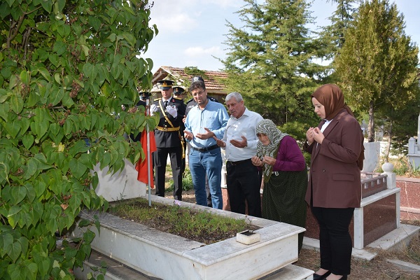 Kaymakamımız Sayın Yeşim ALTIN; şehadet yıl dönümü münasebetiyle Şehit Piyade Er Zekeriya Tetik’in kabrini ziyaret etti
